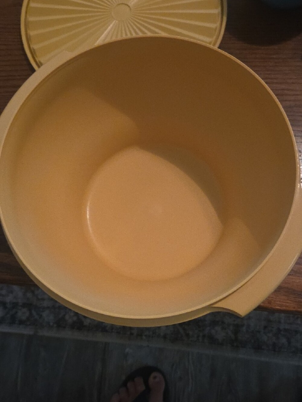 VTG Tupperware Yellow salad Bowl with Lid - Picture 5 of 6